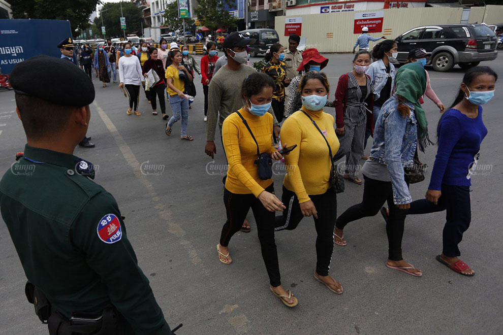 A group of about 100 workers of Violet Apparel garment march to the Ministry of Labor on July 23 after police officers blocked them from submitting a petition at Prime Minister Hun Sen's house. Panha Chhorpoan