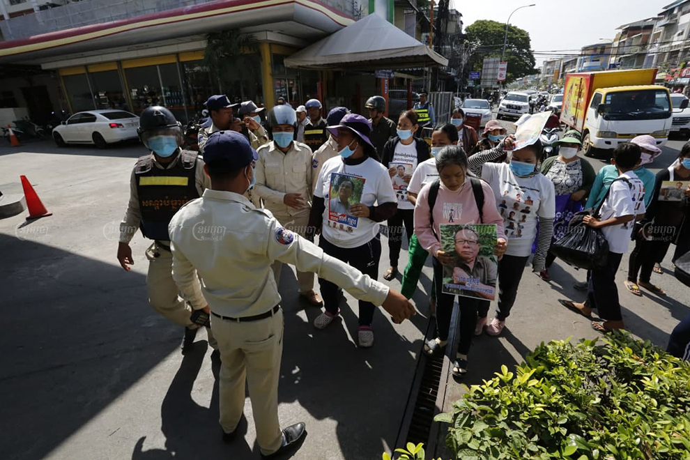 District security guards block family members of former CNRP officials from submitting a petition on Friday to King Norodom Sihamoni. Panha Chhorpoan