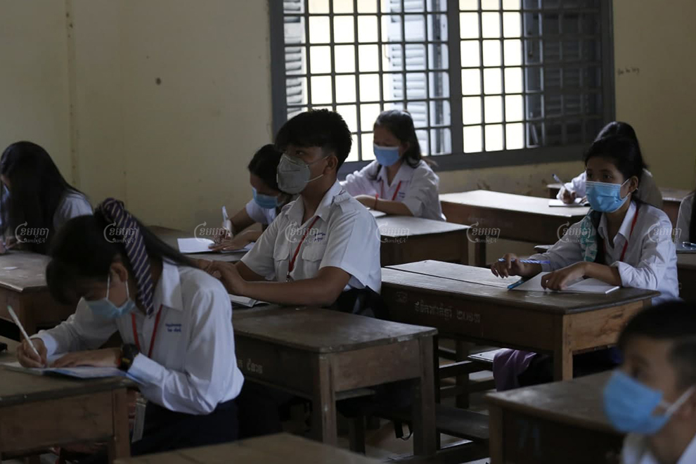 Students at Bak Touk school in Phnom Penh were required to wear masks after returning to classrooms in September. Panha Chhorpoan