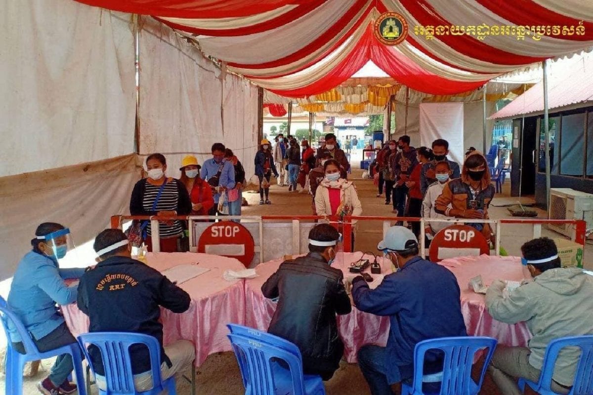 Officials process returning migrant workers at the O’Smach border checkpoint in Oddar Meanchey province on December 23. GDI