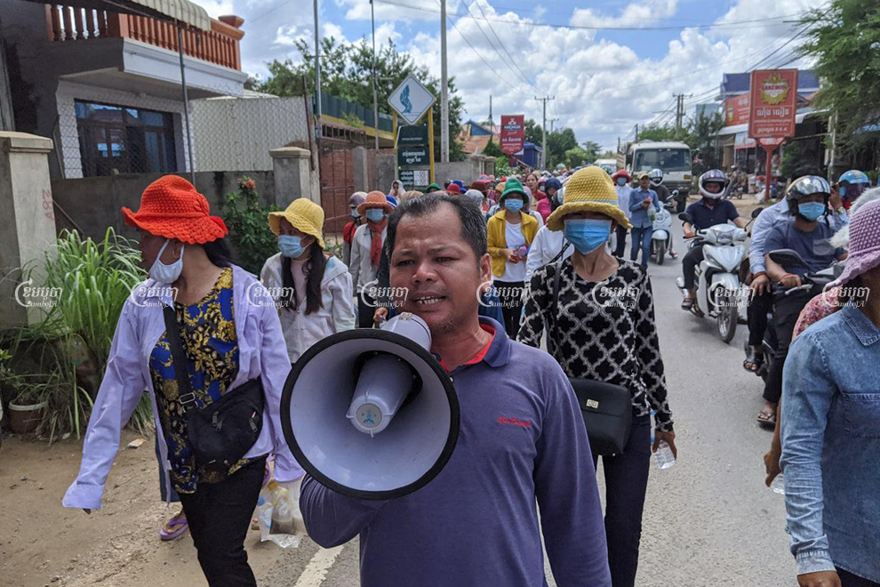 200 workers marched to the Kandal Provincial Court in Takhmao City on July 13 to submit a petition asking that the court remove an injunction preventing them from being paid by their former factory owner. Panha Chhorpoan