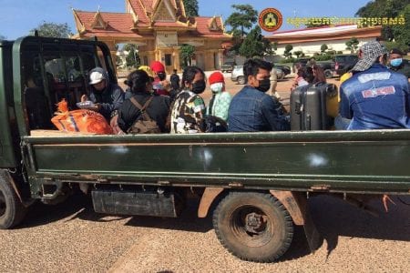 A police truck transports migrant workers to a quarantine center on Monday from the O’Smach International Checkpoint in Oddar Meanchey province. GDI