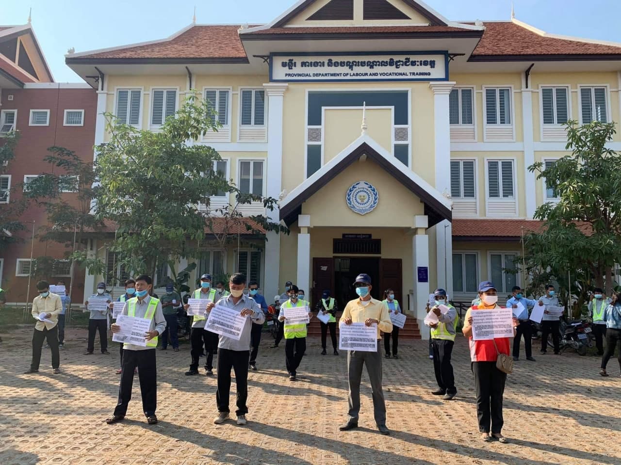Workers laid-off from the Siem Reap International Airport protest to demand bonuses paid in full outside the provincial labor department on Friday. CTWF