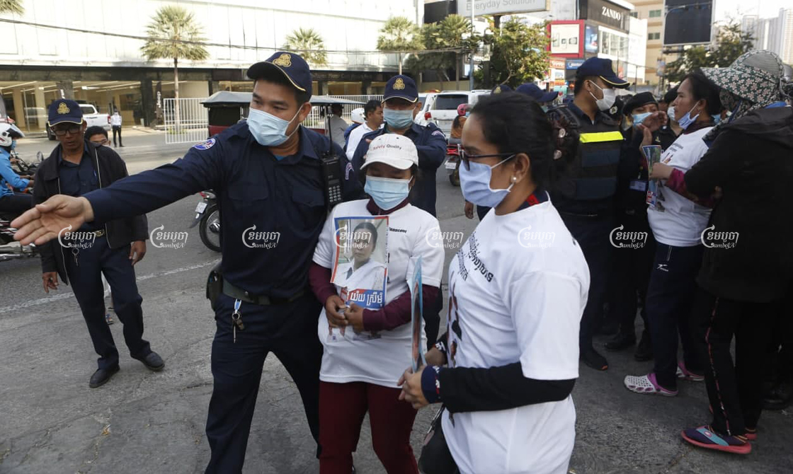 District security guards prevent family members of CNRP defendants from getting close to the Phnom Penh Municipal Court premises on Thursday. Panha Chhorpoan