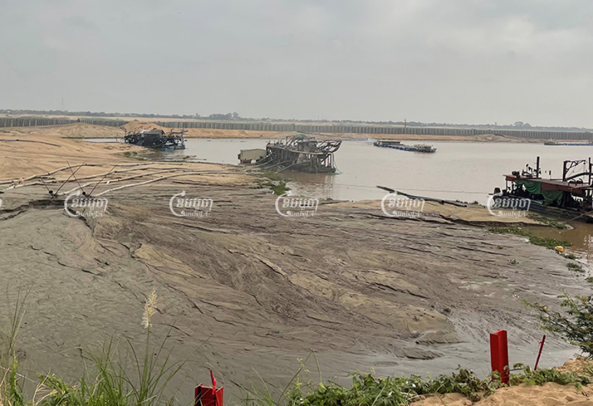 Dredging boats filled with sand from the upper Mekong have been dumping tons of sand at the Koh Norea site for landfill. Sorn Sarath