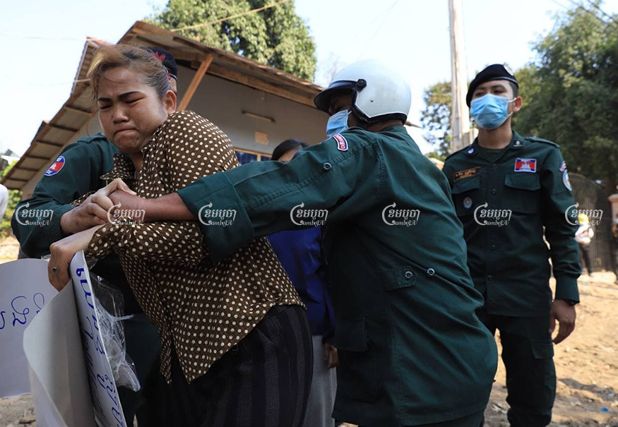 Siem Reap police manhandle a villager on Saturday protesting the demolition of her house in the province’s Siem Reap city. Panha Chhorpoan