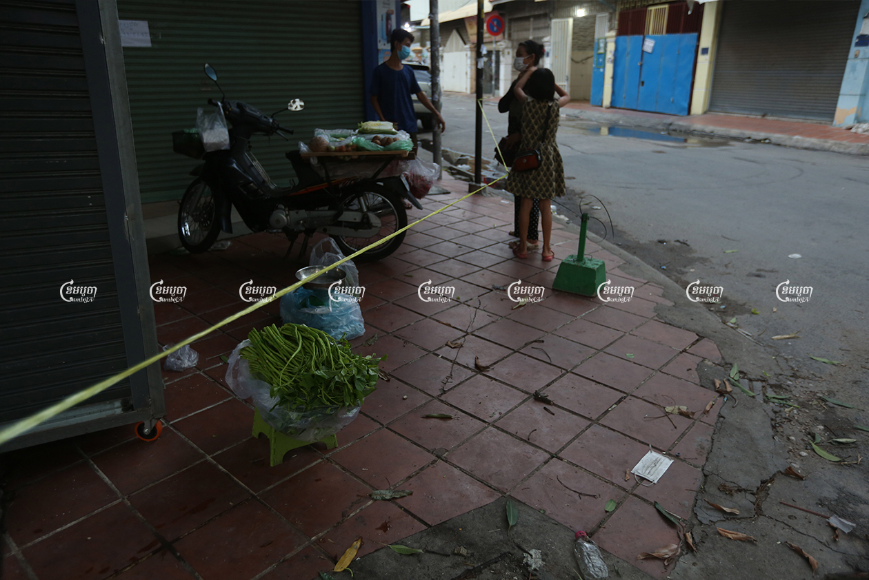 A vendor sells food after the Phnom Penh markets were ordered closed, April 24, 2021. CamboJA/ Pring Samrang