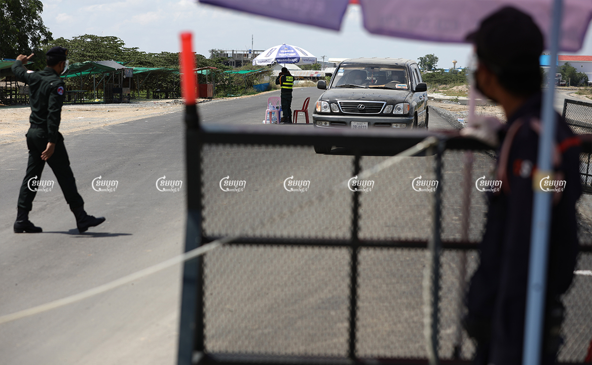 Authorities block National Road 3 from Phnom Penh to Kandal province during lockdown, April 25, 2021. CamboJA/ Pring Samrang