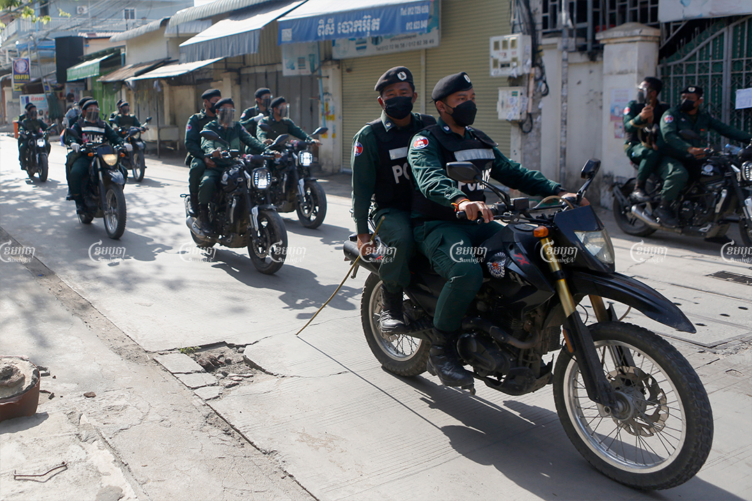 Police patrols have been keeping residents in their homes in the Stung Meanchey I commune, one of seven areas designed as "red zone" lockdown site, April 21, 2021. CamboJA/ Panha Chhorpoan