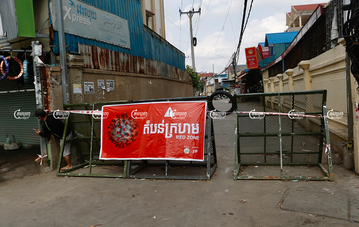 A man tries to walks through a blocked street in the red zone at Stung Meanchey III commune in Phnom Penh, May 10, 2021. CamoJA/ Panha Chhorpoan