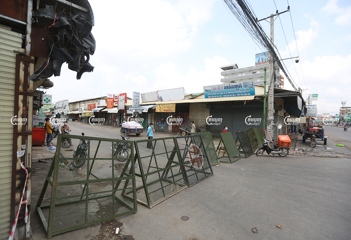 Barricades block a street in a red zone in Stung Meanchey I commune, April 29. CamboJA/ Pring Samrang