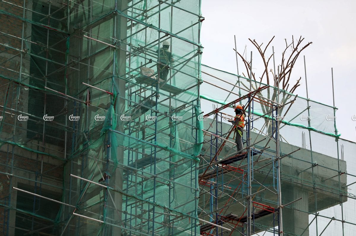 Laborers work at a construction site in Phnom Penh, picture taken on June 8, 2021. CamboJA/ Pring Samrang