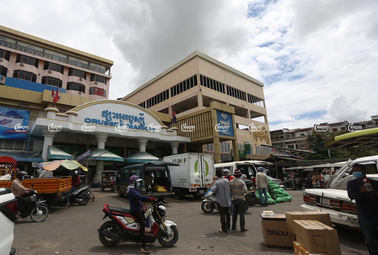 O'Russei Market reopens the day after municipal authorities lifted the remaining restrictions on public markets, June 15, 2021. CamboJA/ Pring Samrang