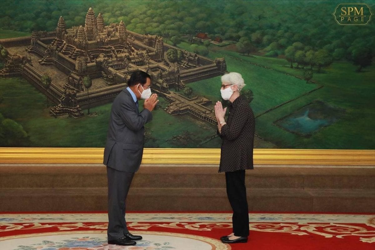 Prime Minister Hun Sen greets US Deputy Secretary of State Wendy Sherman at the Peace Palace in Phnom Penh, June 1, 2021. Photo posted on the premier’s Facebook page.