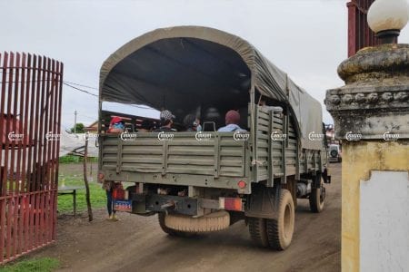 A military truck carrying returning migrant workers from Thailand to a quarantine center in Banteay Meanchey province on June 10, 2021. CamboJA/ Vann Vichar