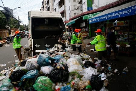 Mizuda workers start their first day collecting garbage in Phnom Penh's Prampi Makara district, July 1, 2021. CamboJA/ Panha Chhorpoan