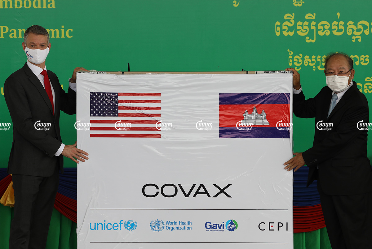 Representative of the US Ambassador to Cambodia Ben Wohlauer and Health Minister Mam Bun Heng at a handover ceremony for COVID-19 vaccines donated through the COVAX mechanism at Phnom Penh International Airport, July 30, 2021. CamboJA/ Pring Samrang