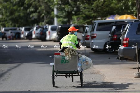 A Mizuda Group worker collects garbage along a street in Chaktomuk commune, Daun Penh district, August 17, 2021. CamboJA/ Pring Samrang