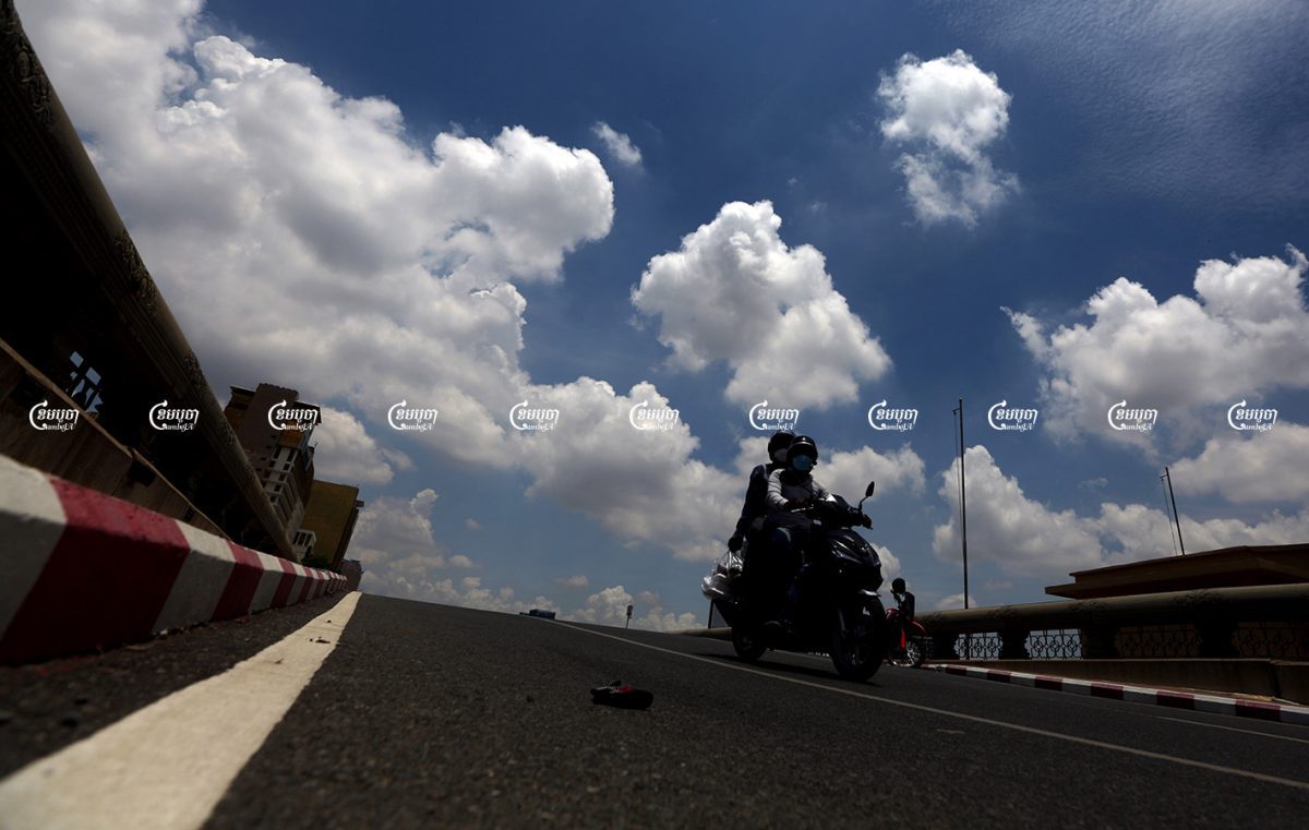 A motorist drives along a street in Phnom Penh as Cambodia forecasts a potentially hazardous UV index. The highest exposure is expected from August 18-24 between the hours of 10 a.m. and 2 p.m. CamboJA/ Pring Samrang