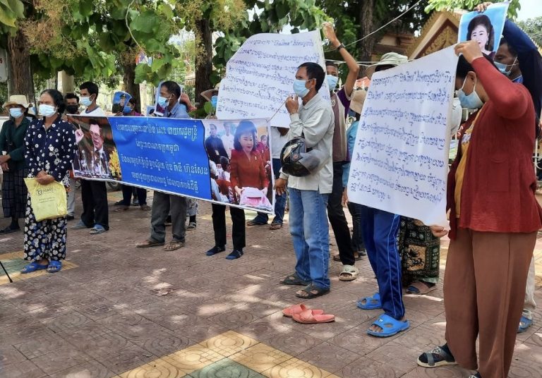 Villagers gather during a demonstration at Banteay Meanchey Provincial Court, August 31, 2021. Photo supply