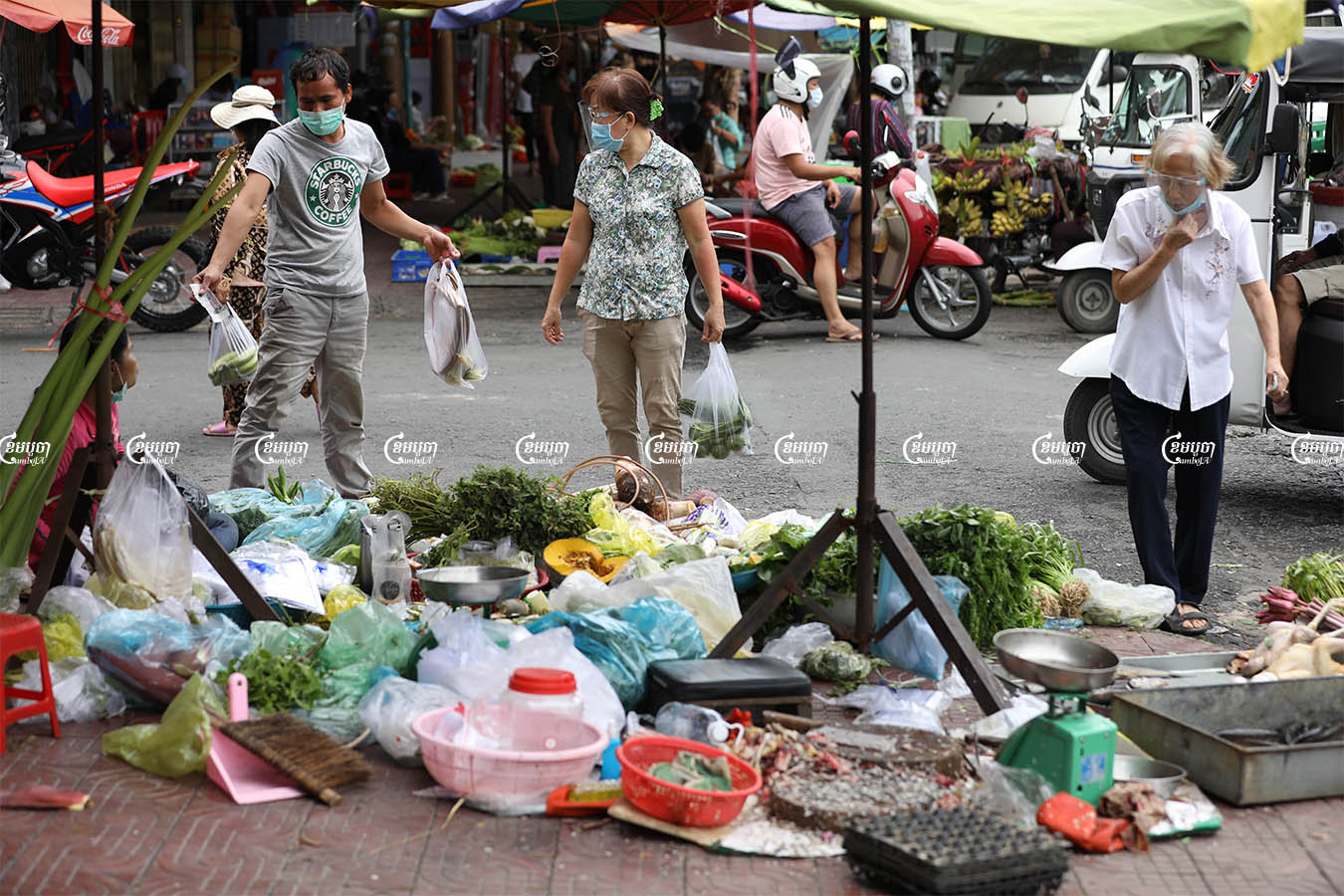 People purchase food at a market in Phnom Penh, Picture taken on May 24, 2021. CamboJA/ Pring Samrang