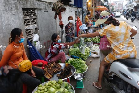 Vendors sell food on the street at a village in Phnom Penh, August 11, 2021. CamboJA/ Panha Chhorpoan