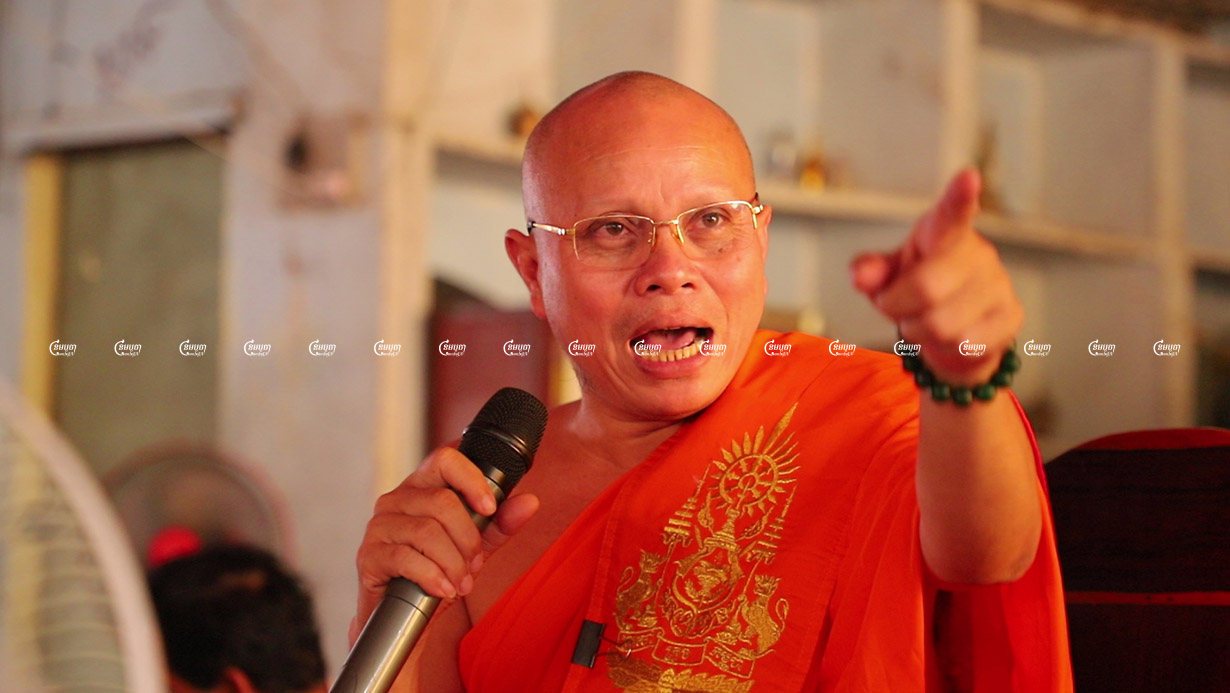 Pang Soda, former chief monk at a pagoda in Kampong Cham province speaks to his rowing team during the Water Festival in Phnom Penh, Picture taken on November 13, 2019. CamboJA/ Panha Chhorpoan