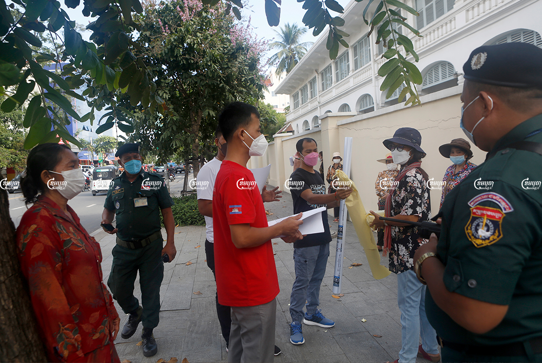 Residents from Village 17, Tuol Kork district try to meet Phnom Penh governor Khuong Sreng to find a solution to their pending eviction, September 27, 2021. CamboJA/ Panha Chhorpoan