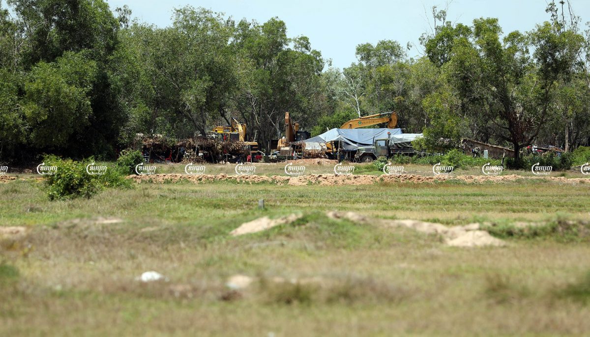 Soldiers set up a tent along with a number of excavators and bulldozers in a disputed land site in Kandal province’s Ang Snuol district, June 4, 2021.CamboJA/ Pring Samrang