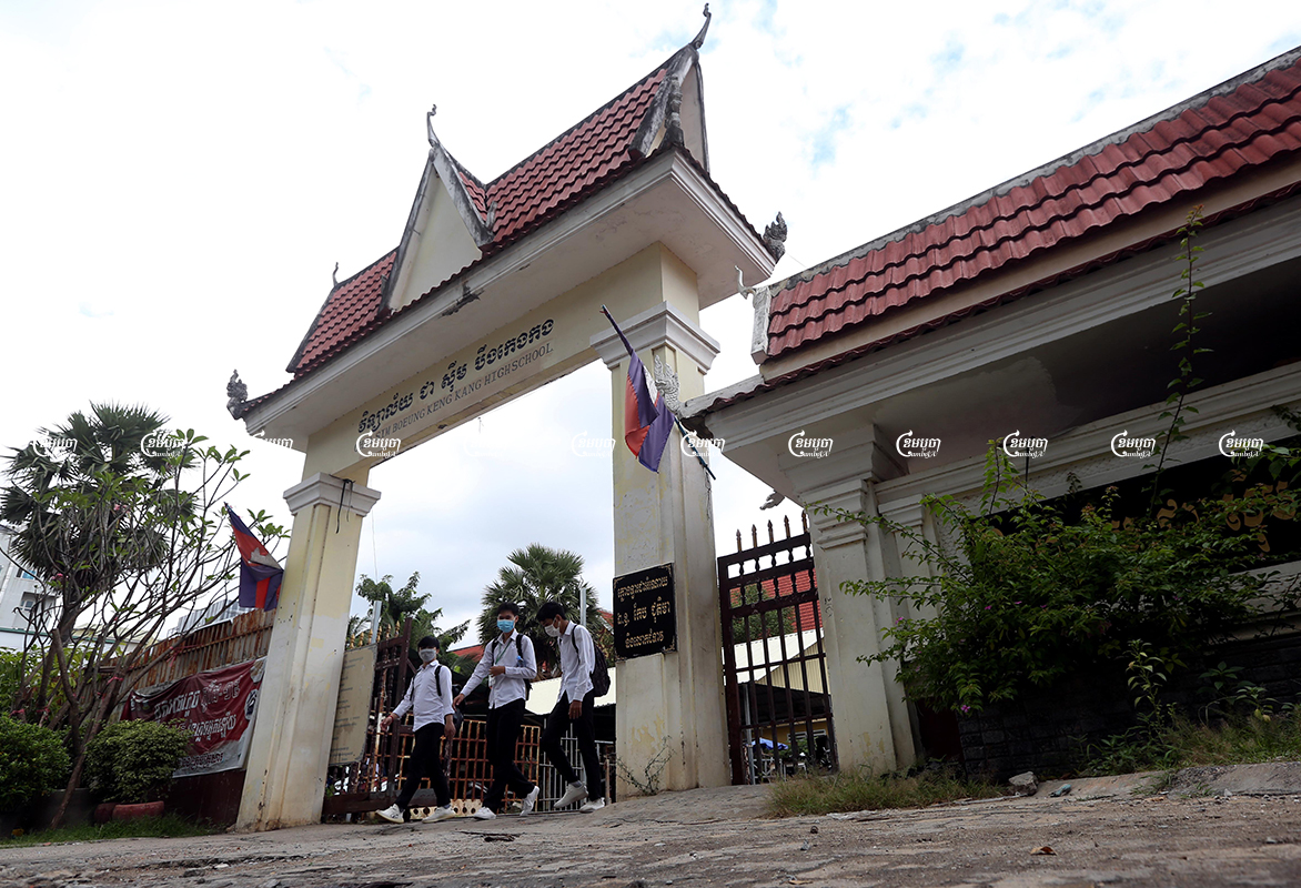 Students leaving class at Boeung Keng Kang high school in Phnom Penh on October 22, 2021. CamboJA/ Pring Samrang