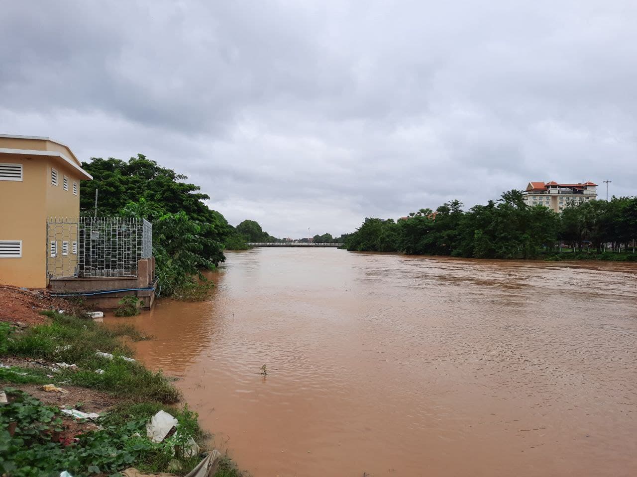 Stung Sangke River in Battambang City rose almost to emergency levels. Photo taken on October 18, 2021. In Kongchet