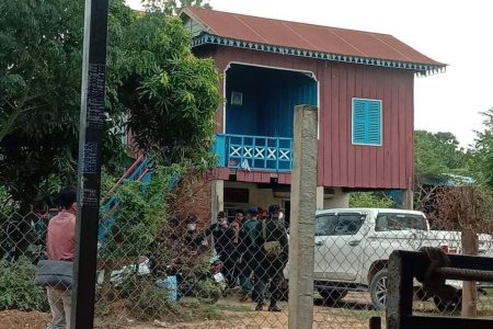 Kandal provincial authorities began to measure people's houses as a part of a survey to provide them with compensation in connection with a long-running land dispute caused by the new airport development, photo taken on November 4. Photo Supplied
