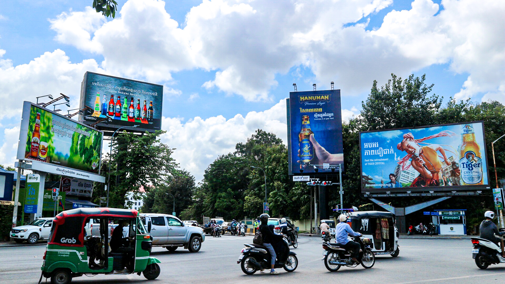 Billboards advertising alcohol seen along main roads as commuters cross the Chamkarmon intersection in Phnom Penh, October 29, 2021. (Kann Vicheika/VOA Khmer)