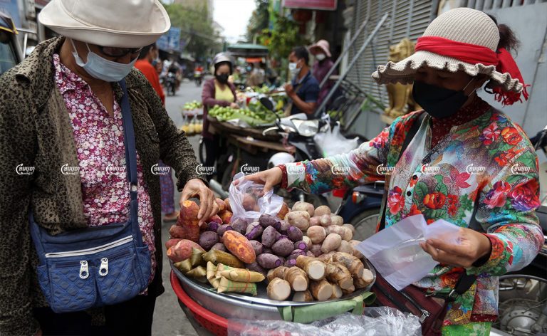 A female street vendor sells fruit in Phnom Penh, November 30, 2021.CamboJA/ Pring Samrang