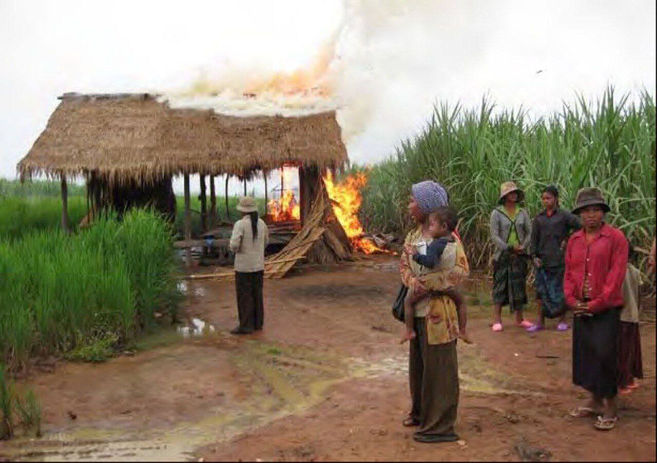 Oddar Meanchey provincial authorities set fire to people's houses on October 9, 2009 at O'Bat Moan point, Boss village, Kounkriel commune, Samraong district to make way for a Mitr Phol sugar plantation. Supplied