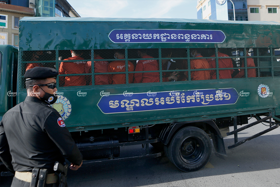 A prison truck brings former CNRP activists and inmates to the Phnom Penh Municipal Court on December 7, 2021. CamboJA/ Panha Chhorpoan