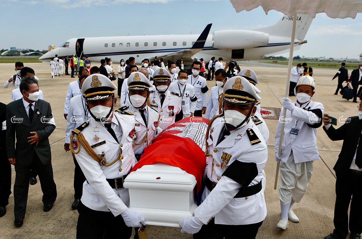 The body of Prince Norodom Ranariddh is carried by Cambodian officers at the international airport in Phnom Penh, December 5, 2021. CamboJA/ Panha Chhorpoan