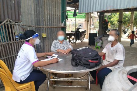 A member of a health organization provide consultation to TB patients in the Loeuk Dek district of Kandal province, July 20, 2021. Photo supplied.