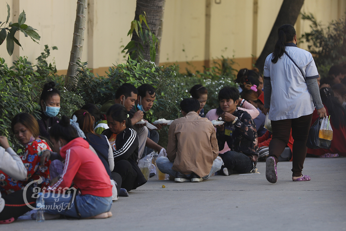 Garment workers having their lunch at a factory on the outskirts of Phnom Penh, January 14, 2022. CamboJA/ Pring Samrang