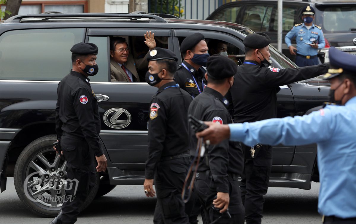 Kem Sokha waves to supporters while leaving Phnom Penh Municipal Court after his Tuesday hearing, January 25, 2022. CamboJA/ Pring Samrang