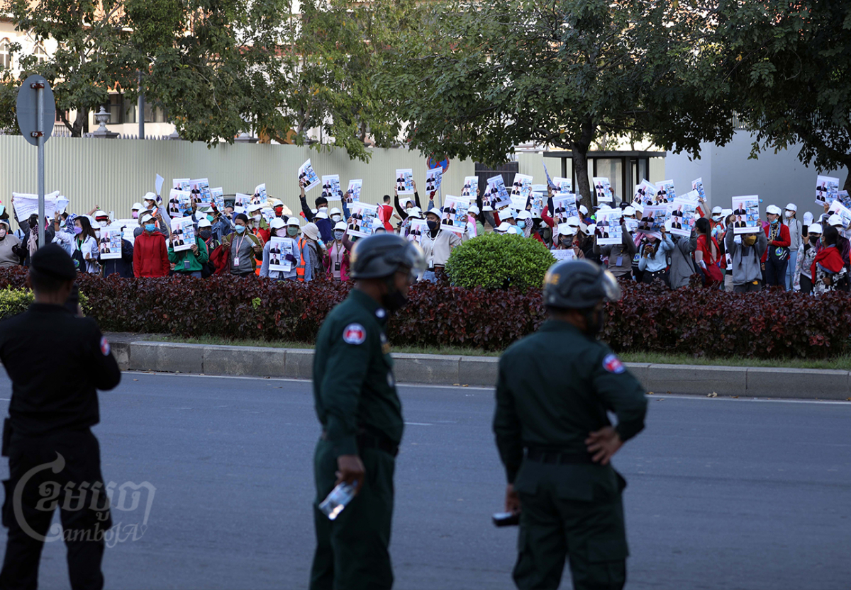 NagaWorld employees continued their strike Tuesday as police officials blocked their progress at the National Assembly in Phnom Penh. Police also roughly arrested union leader Chhim Sithar, January 4, 2022. CamboJA/ Pring Samrang