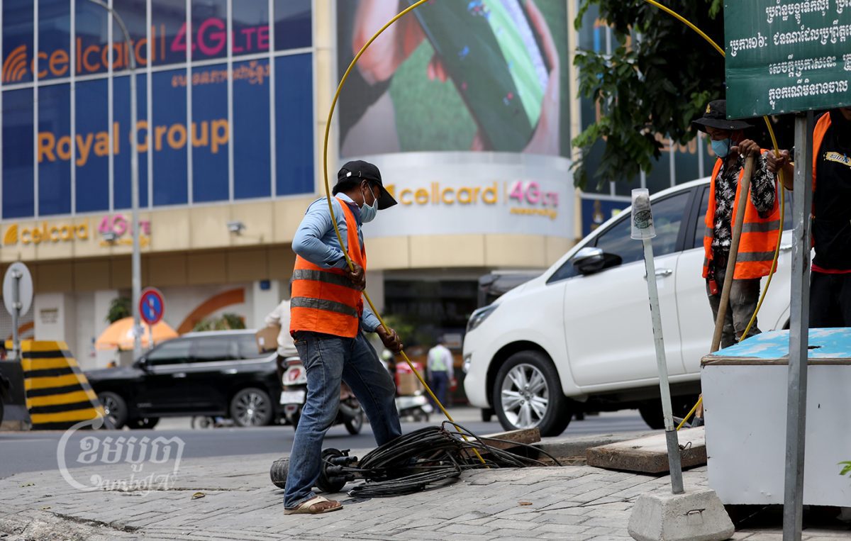Workers handle internet cables in Phnom Penh, February 15, 2022. CamboJA/Pring Samrang