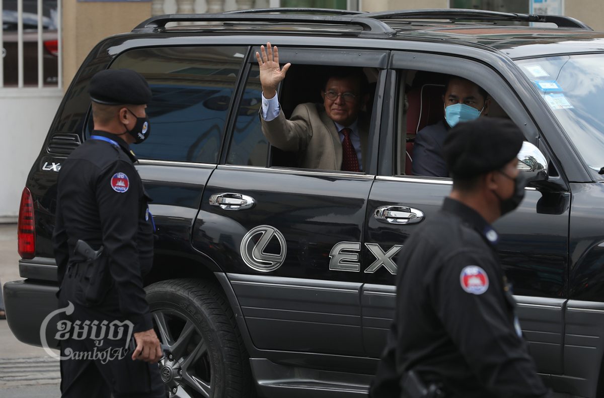 Kem Sokha waves his supporters Tuesday while leaving Phnom Penh Municipal Court after attending his hearing that day. Photo taken January 25. CamboJA/ Pring Samrang