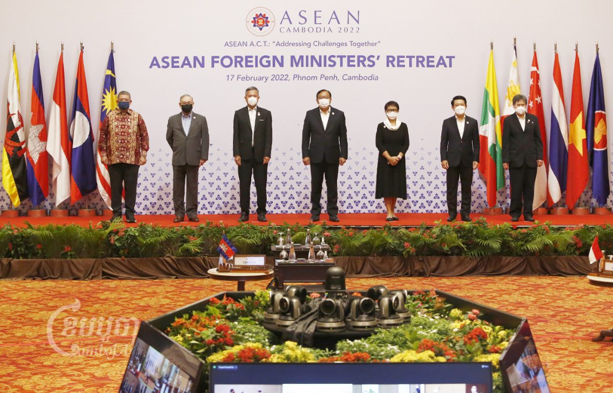 Leaders from seven Asean nations stand for a group photo during the bloc's Thursday meeting in Phnom Penh. From left, the foreign ministers from Malaysia, Philippines, Singapore, Cambodia, Indonesia and Laos, plus Asean Secretary General Lim Jock Hoi. February 17, 2022. CamboJA/ Panha Chhorpoan