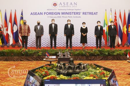 Leaders from seven Asean nations stand for a group photo during the bloc's Thursday meeting in Phnom Penh. From left, the foreign ministers from Malaysia, Philippines, Singapore, Cambodia, Indonesia and Laos, plus Asean Secretary General Lim Jock Hoi. February 17, 2022. CamboJA/ Panha Chhorpoan