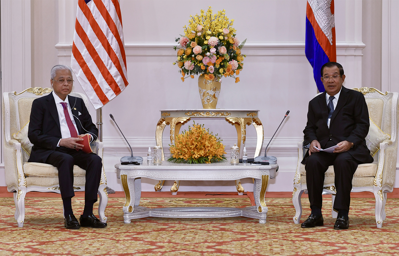 Cambodia's Prime Minister Hun Sen (R) and Malaysia's Prime Minister Ismail Sabri Yaakob attend a meeting at the Peace Palace in Phnom Penh, February 24, 2022. Kok KY / Handout photo