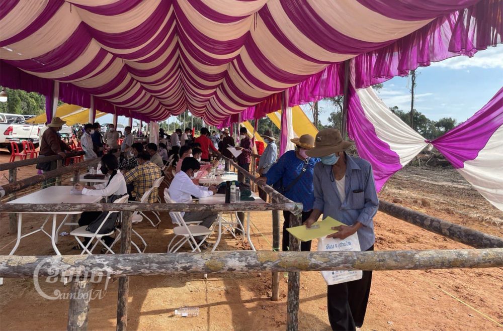 Villagers wait on line for the land title lottery in Botum Sakor district’s Ta Noun commune, photo taken on October 21. CamboJA/ Khuon Narim