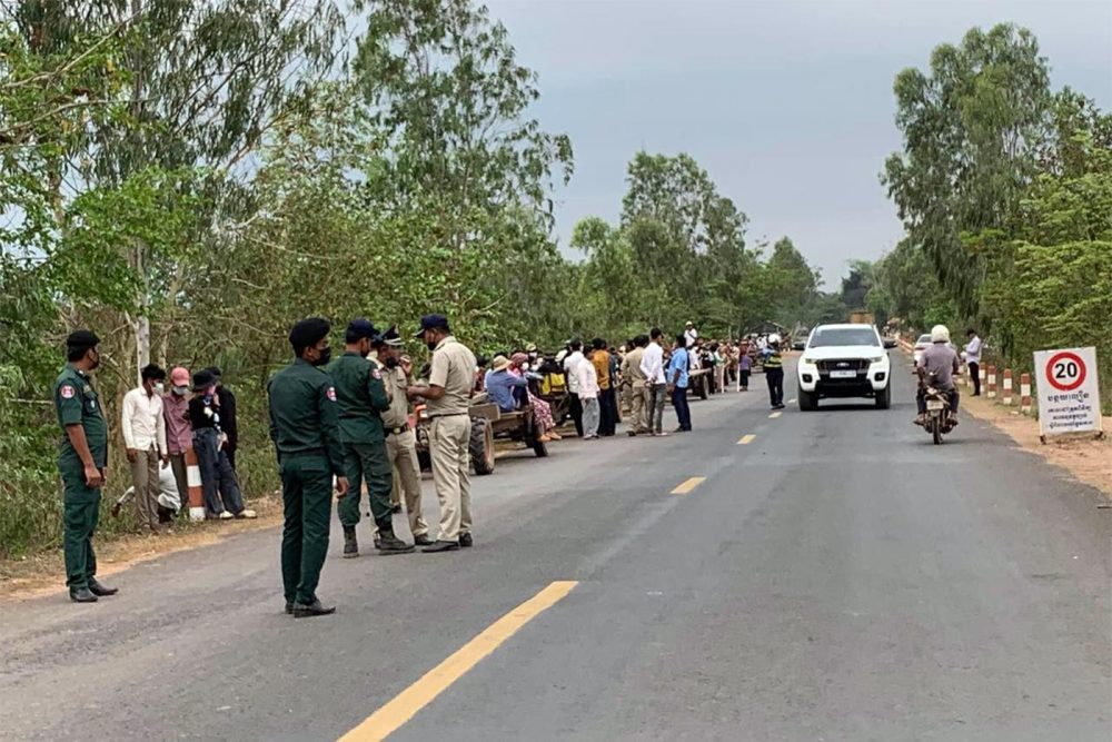 Tbeng Meanchey district authorities of Preah Vihear block the road to prevent villagers submitting a petition at the provincial authority on March 15, 2022.CCFC