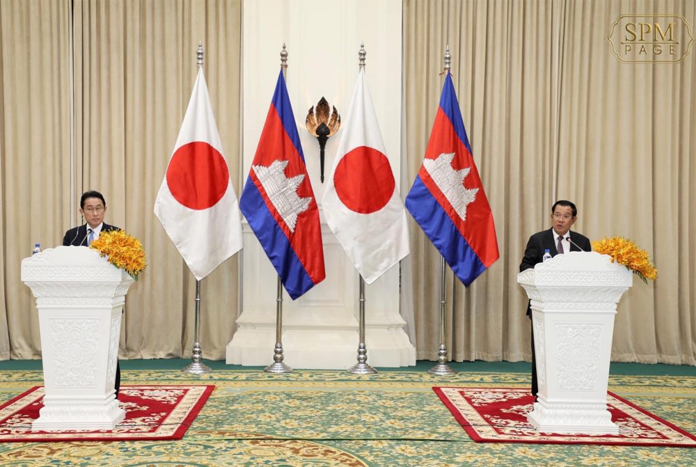 Prime Minister Hun Sen and his Japanese counterpart Fumio Kishida held a press conference after meeting Sunday at the Peace Palace in Phnom Penh, March 20, 2022. Picture from Hun Sen's Facebook page.