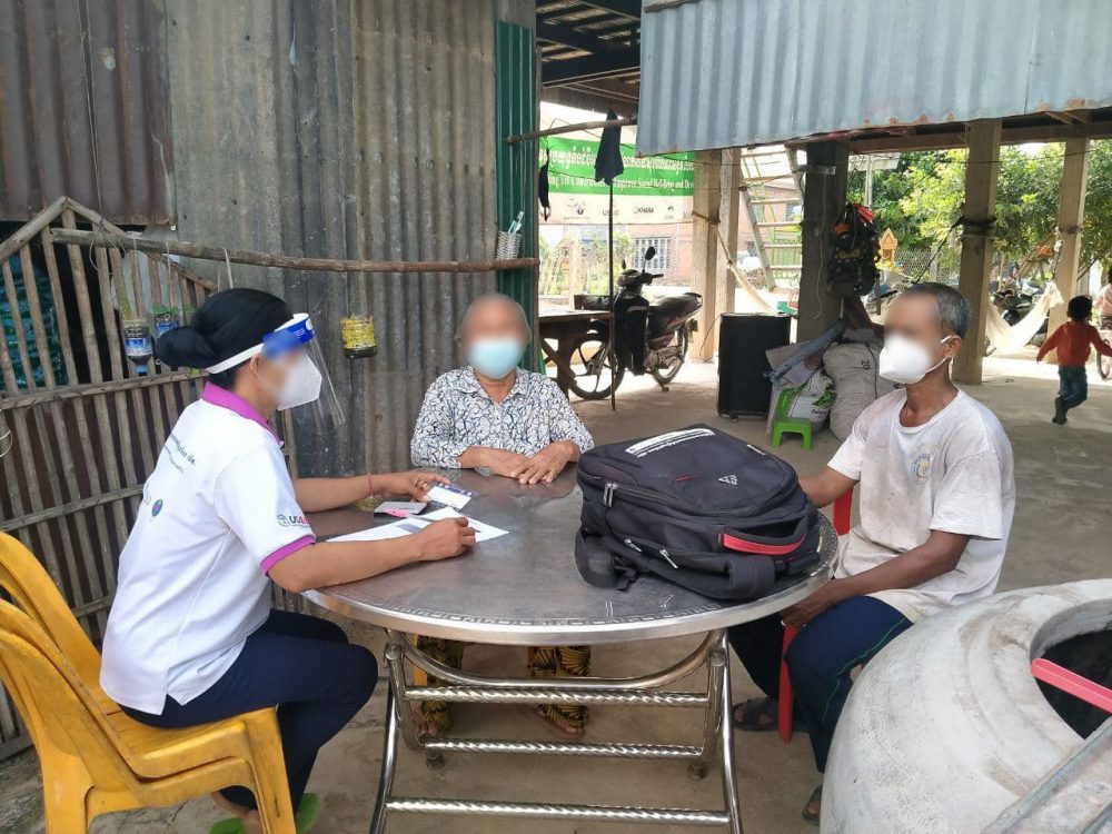 A member of a health organization provide consultation to TB patients in the Loeuk Dek district of Kandal province, July 20, 2021. Photo supplied.